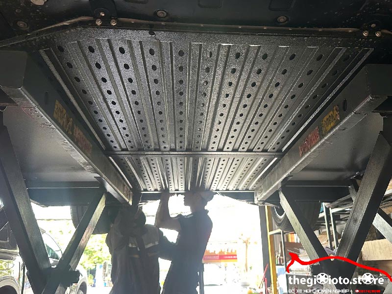 quy-trinh-lap-tam-chan-pin-xe-vf5