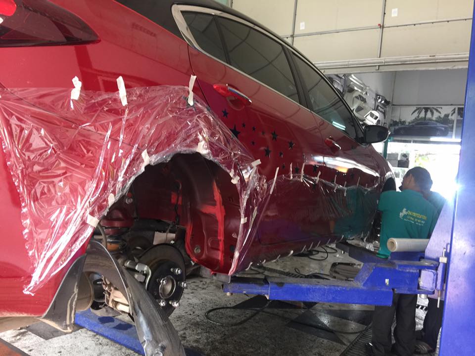 Bọc bảo vệ thân xe trước khi sơn phủ gầm xe hơi