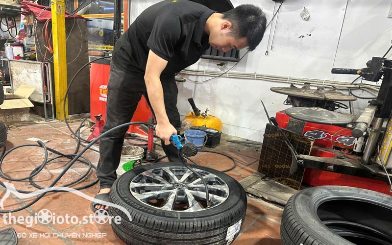 Thay lốp xe Cross