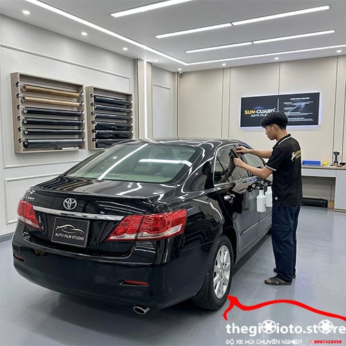 thi-cong-phim-cach-nhiet-xe-camry