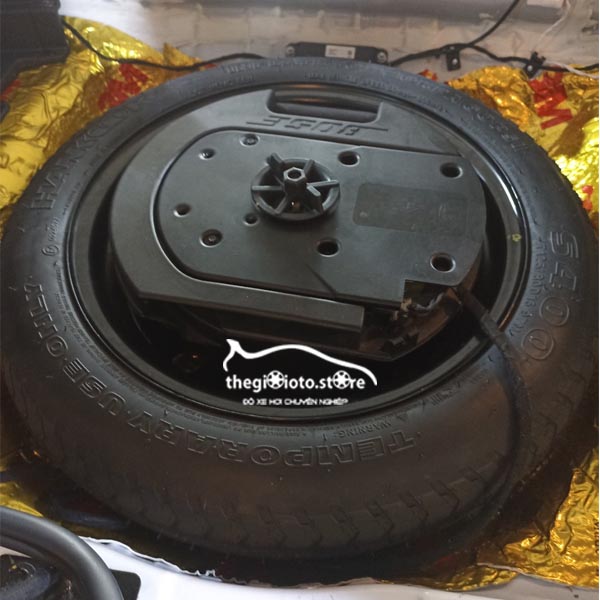 Độ loa Sub Bose hốc lốp Mỹ cho xe Huyndai Kona